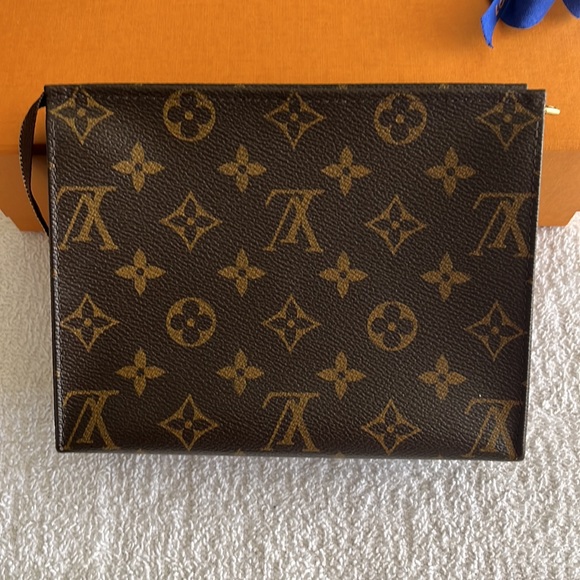 Louis Vuitton Monogram Toiletry 19 Pouch - Picture 4 of 15